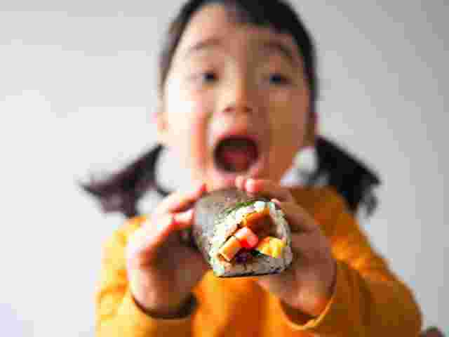 恵方巻きを食べようとしている女の子