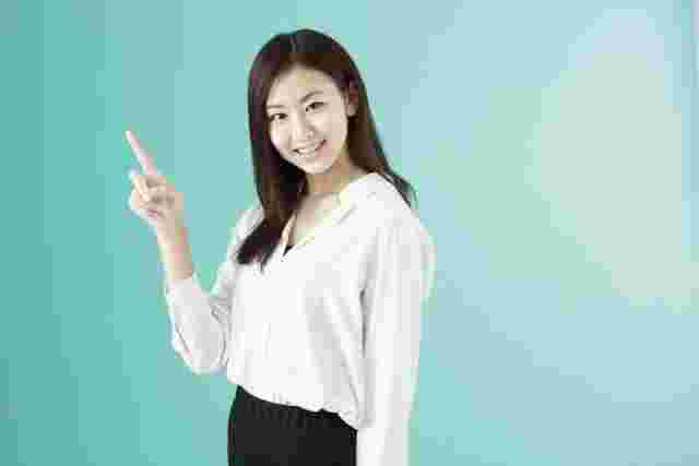 人差し指を立てる女性