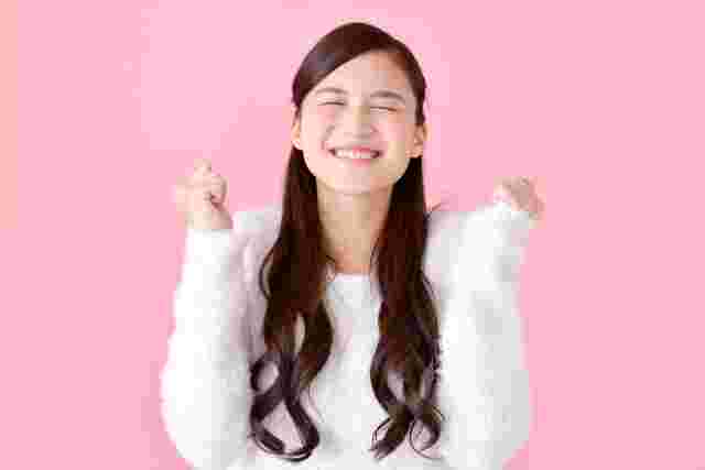 喜ぶ女性