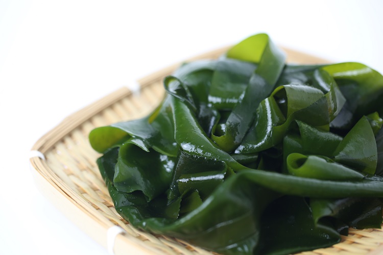 ざるにのった山盛りわかめ