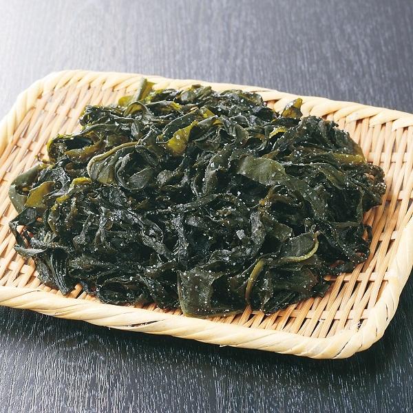 黒いテーブルに四角いざるにのったわかめ