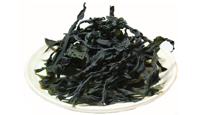 白いお皿に乾燥わかめ