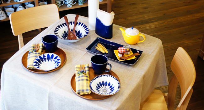 テーブルにお皿とコップと箸がセッティング