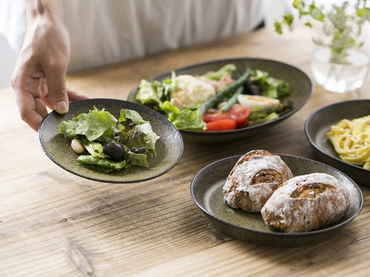 テーブルにごはんの用意をしてるところ