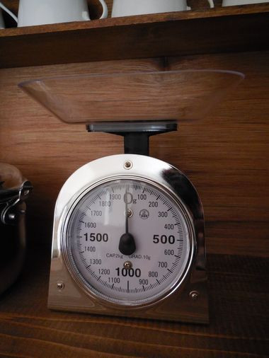 木製の棚にキッチン計り