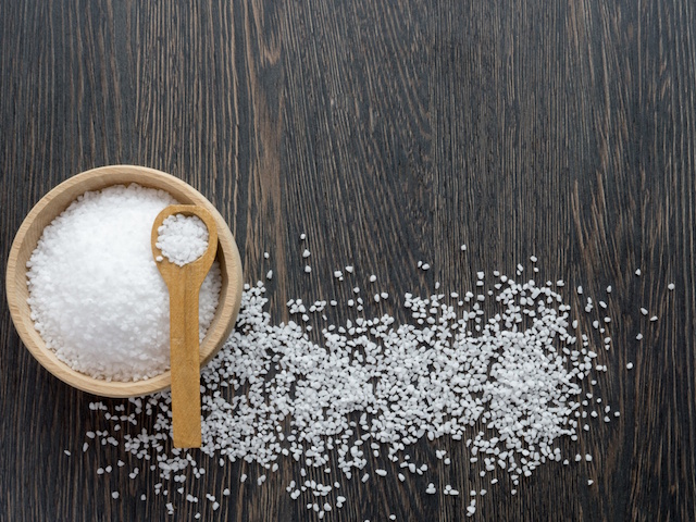 木のスプーンと器に塩