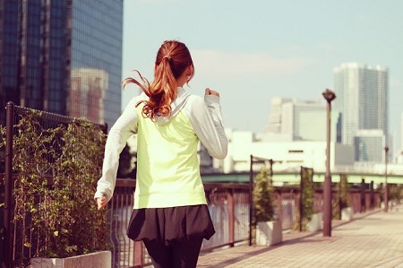 ビルの間をジョギング