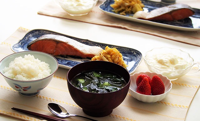 わかめの味噌汁と鮭とイチゴと白米
