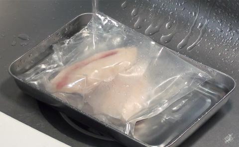 白子をバットにのせて解凍中