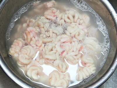 水を張ったボウルに入った白子