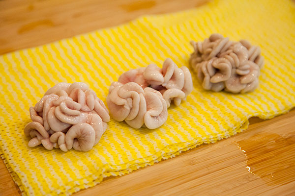 白子の水を切る様子