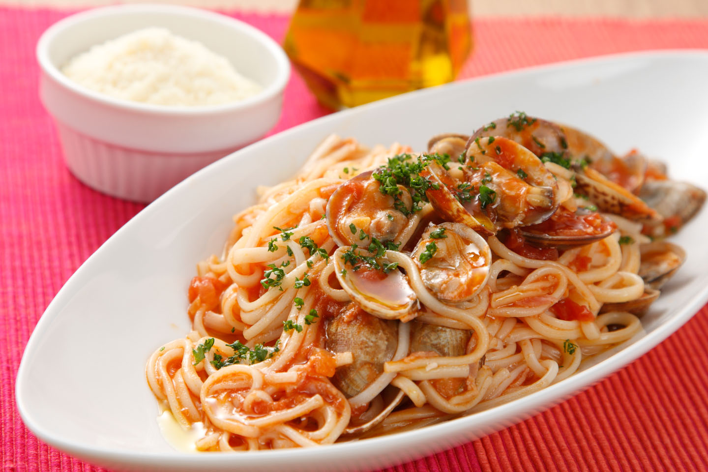 ロッソとビアンコの意味と違い！赤と白って？ボンゴレロッソ/ビアンコは？ お食事ウェブマガジン「グルメノート」