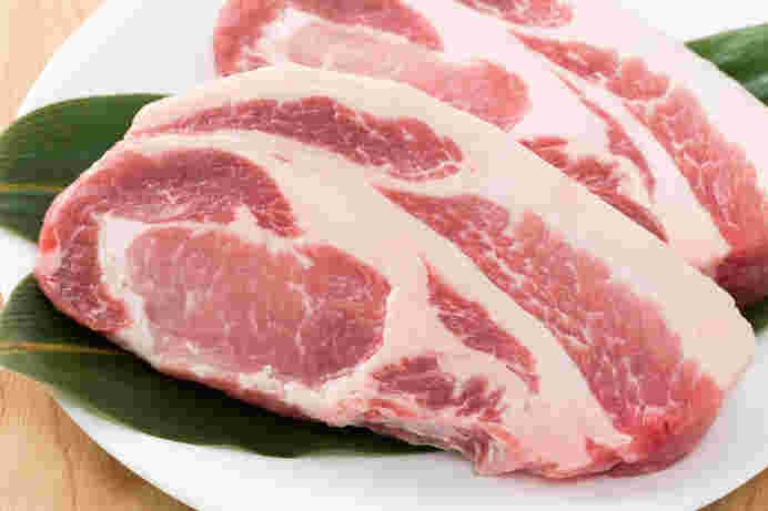 脂身がしっかり乗った豚肉の様子