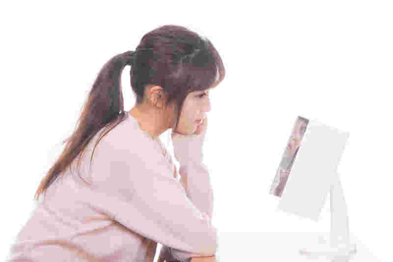 鏡を見ている女性