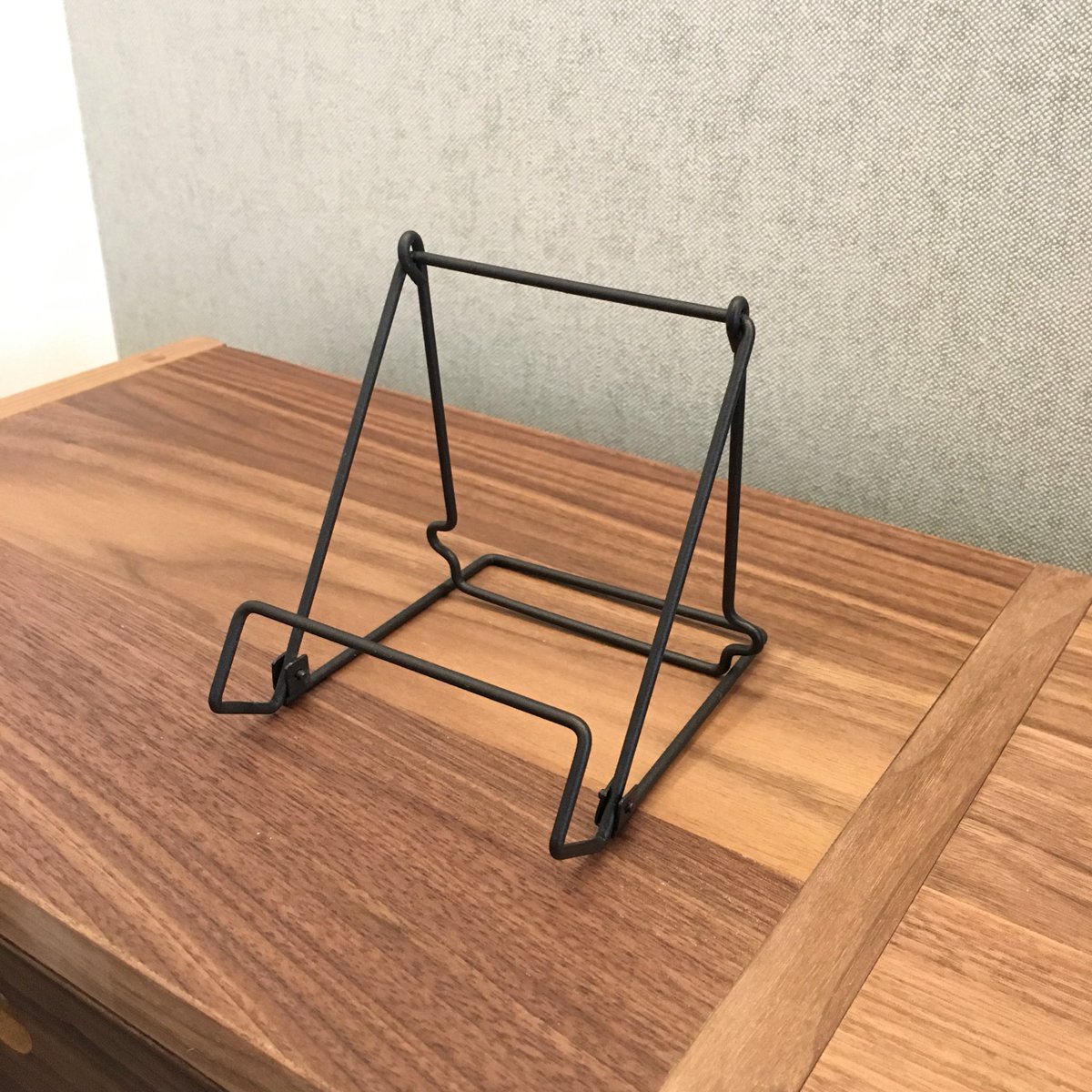 【100均】ダイソー・セリアのブックスタンドが使える！活用・収納術も紹介 お食事ウェブマガジン「グルメノート」