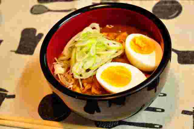 具に卵が入っているカレーうどん