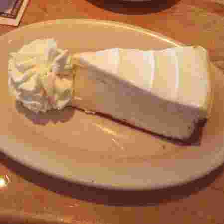 チーズケーキに生クリームが添えられている様子