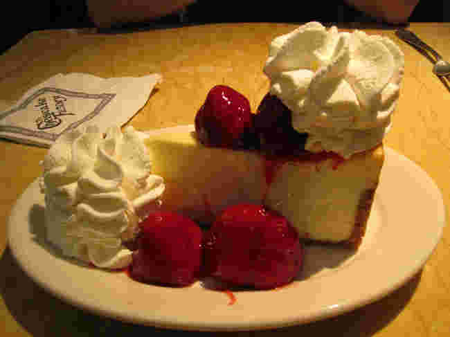 イチゴと生クリームがたっぷり乗ったチーズケーキ