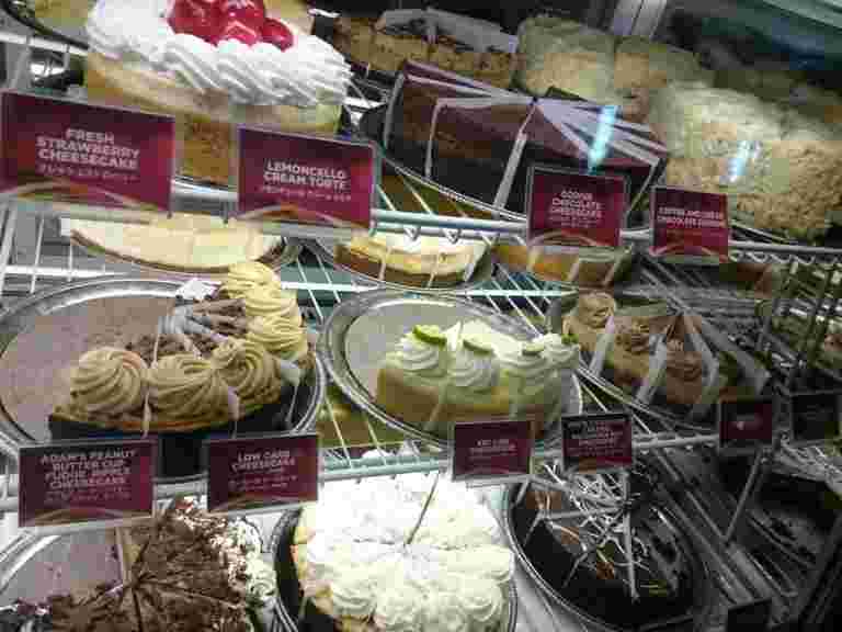 ショーケースにケーキを並べている風景。