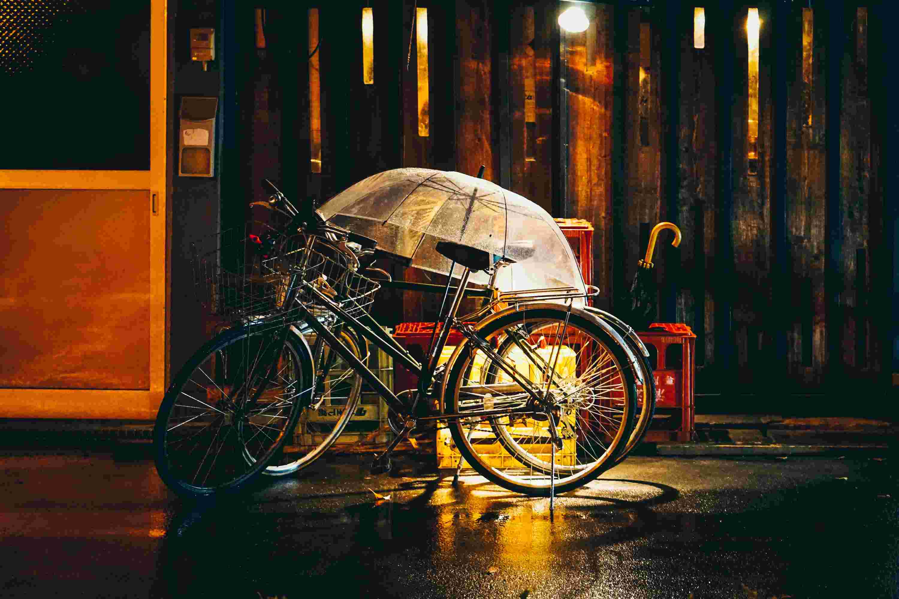 黒い自転車の明確な傘