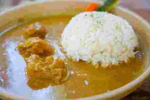 山盛りご飯のチキンカレー
