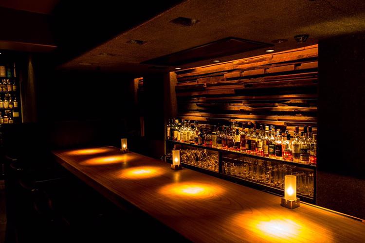 ショットバーとは？普通のバーの違いは？覚えておきたい初心者向けマナー お食事ウェブマガジン「グルメノート」