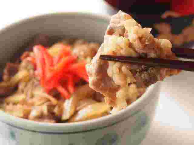 お箸で持ち上げている牛丼