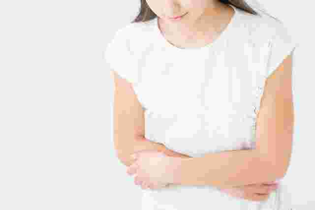 腹痛を訴える女性