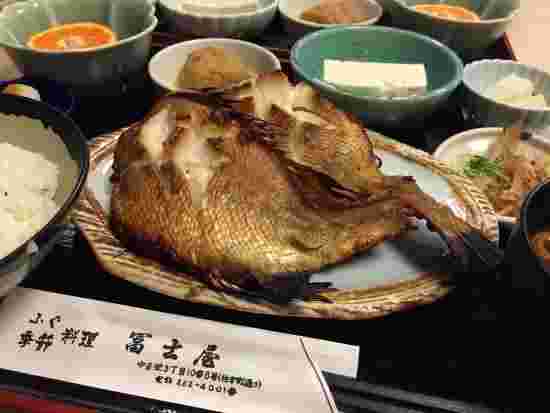 冨士屋本店の焼き魚のランチ
