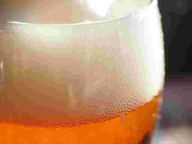 栄養満点で美味しい生ビールがコップに注がれている