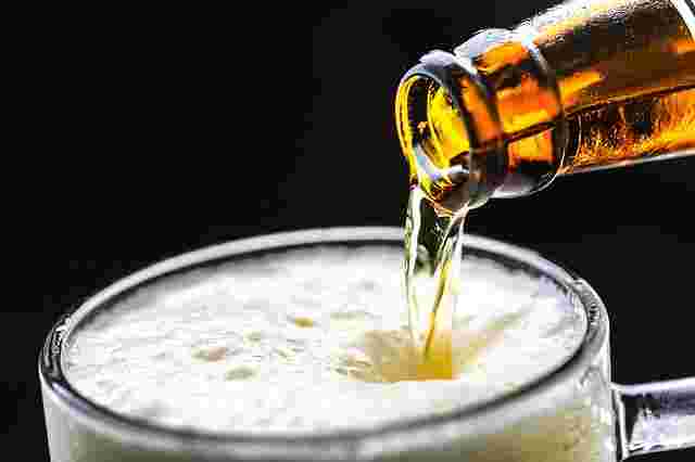 グラスに栄養満点のビールを注いでいる
