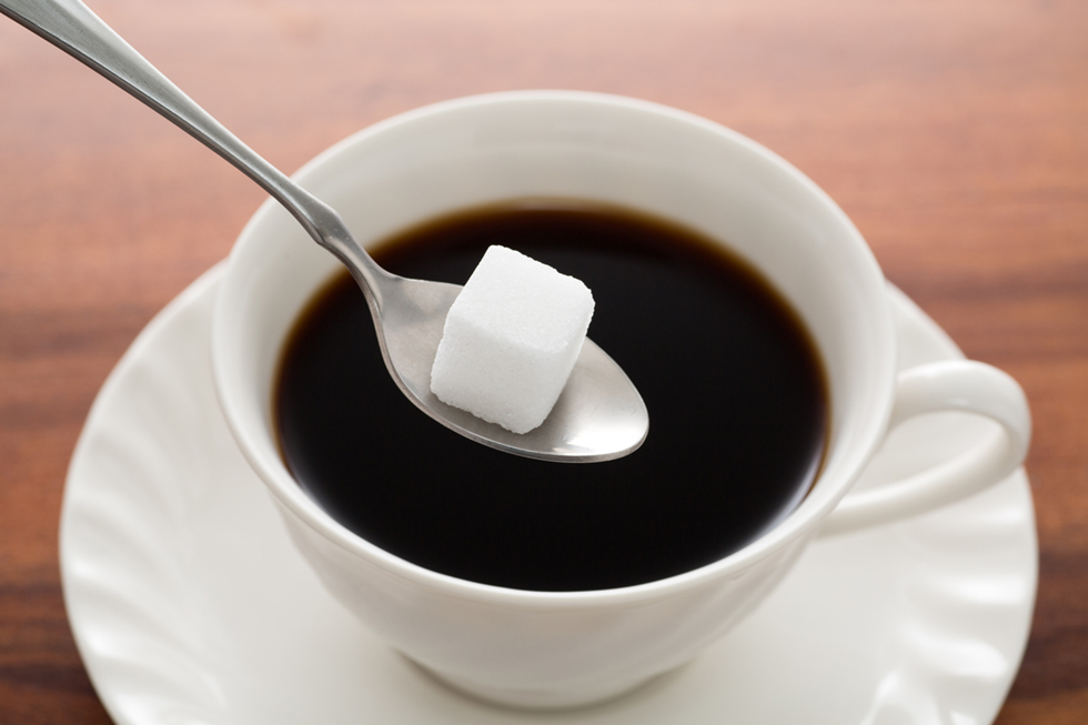 コーヒーの砂糖を徹底検証！カロリーは？入れる順番やおすすめの種類は？ お食事ウェブマガジン「グルメノート」