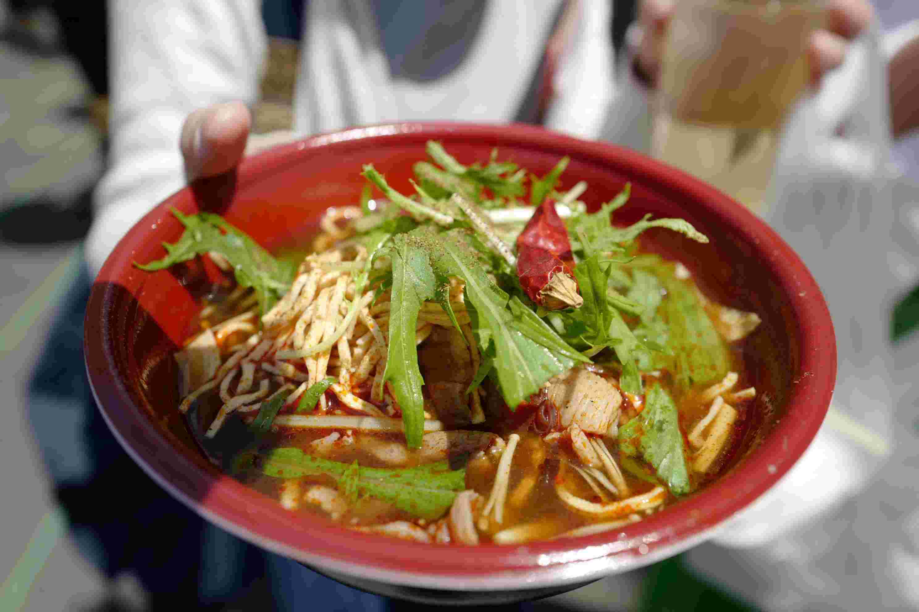 四川フェスの料理を渡されている様子