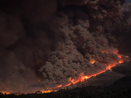 【夢占い】火事の夢の意味!火事になるのを見たや燃えるなどの夢の心理のイメージ