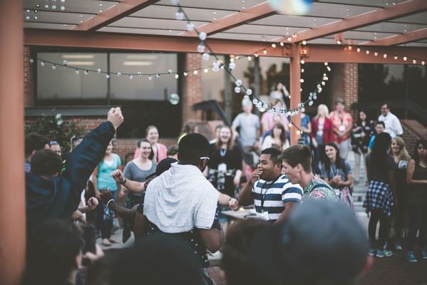 飲み会の服装は?会社・職場の飲み会におすすめファッションコーデ!のイメージ