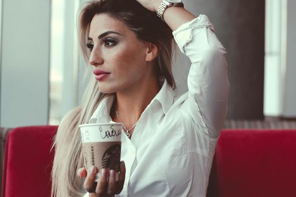 大人っぽい女性の服装!シンプルな格好・ファッションコーデ【レディース】のイメージ
