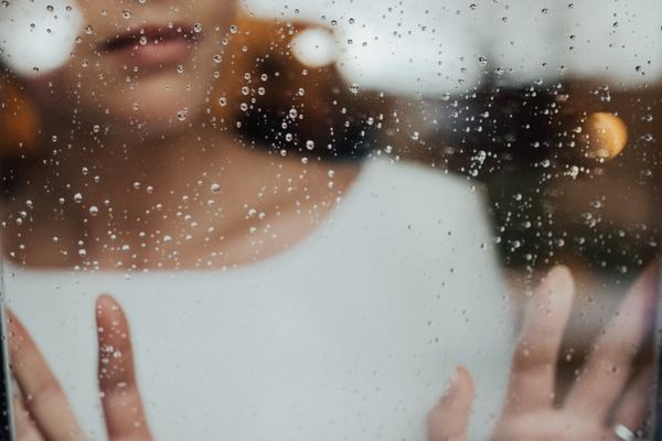 彼女が嫉妬する心理とは?嫉妬してしまう女性って?のイメージ
