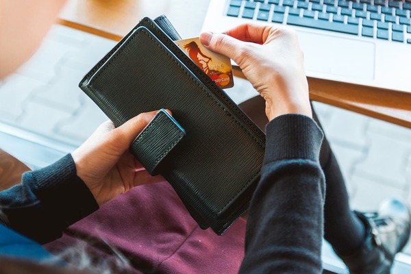 財布の使い始めに寝かせる金額や場所!新しい財布を買ったら?のイメージ