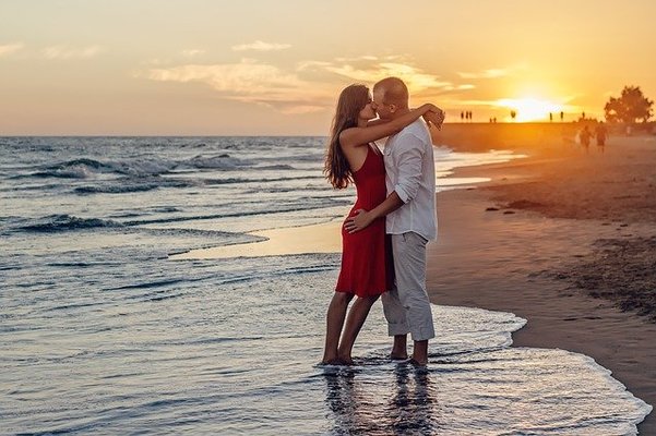 イケメンと付き合いたい!かっこいい人を落とす方法も紹介のイメージ