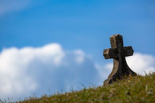 【夢占い】お墓の夢の意味!お墓参りや暮石の夢など!のイメージ