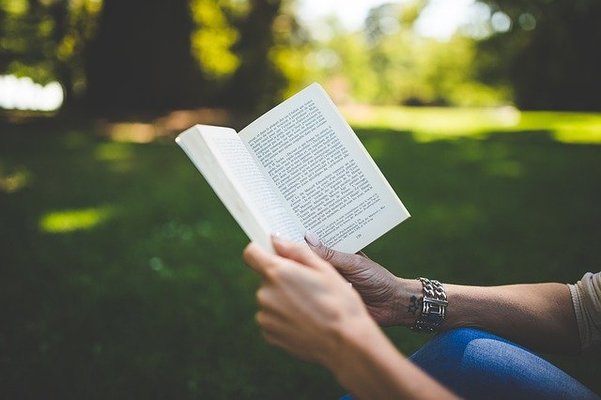 恋愛小説のおすすめランキング!大人向けの人気な文庫本を紹介!のイメージ