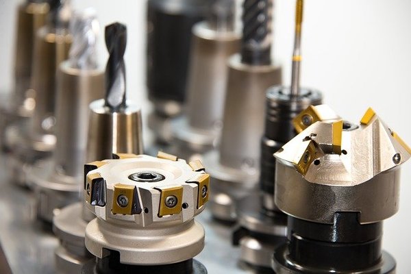 穴あけ加工とは?現場レベルの知識をわかりやすく解説のイメージ