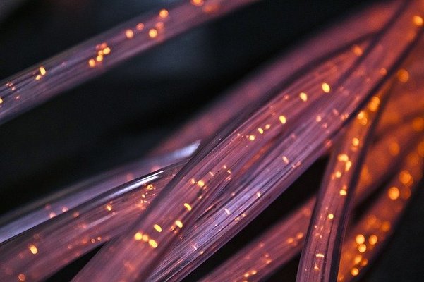 ワイヤ放電加工とは?利点・事例・注意点を分かりやすく解説!のイメージ