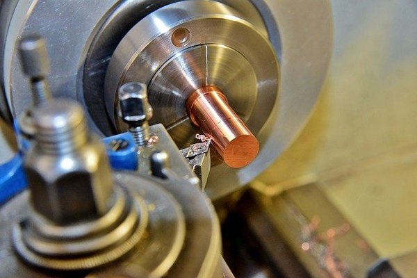 旋削加工とは?フライス加工など切削の種類や原理を解説のイメージ
