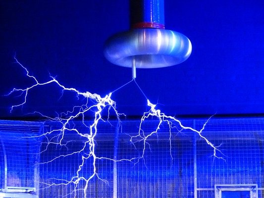 型彫り放電加工とは?メリットやデメリット、原理を解説のイメージ
