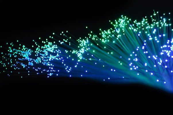 ファイバーレーザーの特徴/原理/構成のイメージ