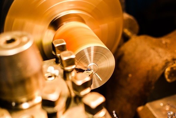 旋盤加工とは?旋盤とは個人加工できるか/手順の種類や加工機を解説のイメージ