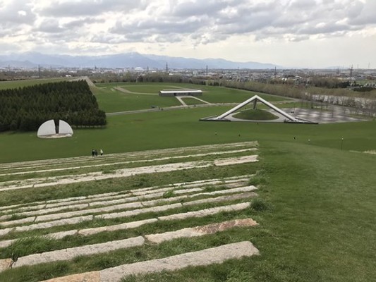 モエレ沼公園で自然とアートを堪能!自転車巡りや桜がおすすめ!噴水ショーも?のイメージ