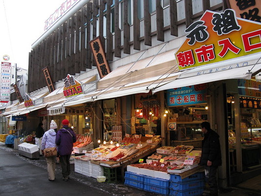 函館朝市名物のイカ釣り体験!そのまま新鮮なイカを捌いて味わおう!のイメージ