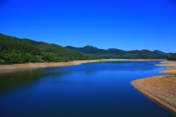 「かなやま湖」は絶景の人造湖!釣りやカヌーなどのアクティビティが充実!のイメージ